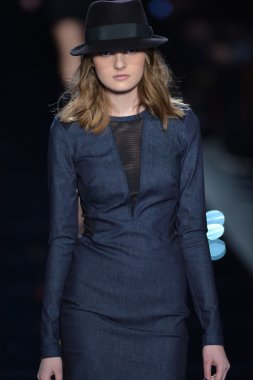 New york - Şubat 08: manken nicole miller sonbahar kış 2013 koleksiyon 8 Şubat 2013 mercedes-benz moda haftası new York'ta pist yürür.