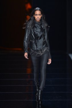 New york - Şubat 08: manken nicole miller sonbahar kış 2013 koleksiyon 8 Şubat 2013 mercedes-benz moda haftası new York'ta pist yürür.