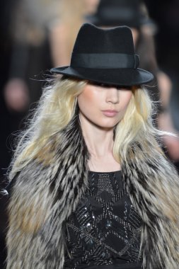 New york - Şubat 08: manken nicole miller sonbahar kış 2013 koleksiyon 8 Şubat 2013 mercedes-benz moda haftası new York'ta pist yürür.