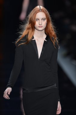 New york - Şubat 08: manken nicole miller sonbahar kış 2013 koleksiyon 8 Şubat 2013 mercedes-benz moda haftası new York'ta pist yürür.