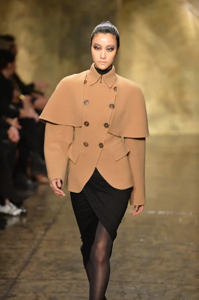 NEW YORK - 11 FEBBRAIO: Una modella percorre il finale della sfilata alla Donna Karan Autunno Inverno 2013 Collection durante la Mercedes-Benz Fashion Week l '11 febbraio 2013 a New York . — Foto Stock