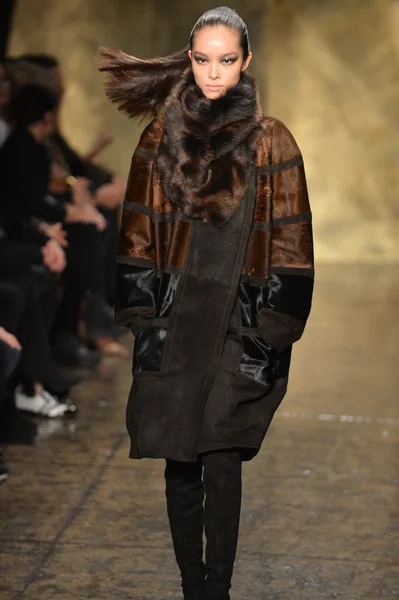 NEW YORK - FEBRUARY 11: A model walks the runway finale at the Donna Karan Fall Winter 2013 Collection during Mercedes-Benz Fashion Week on February 11, 2013 in New York City. — Stock Photo, Image