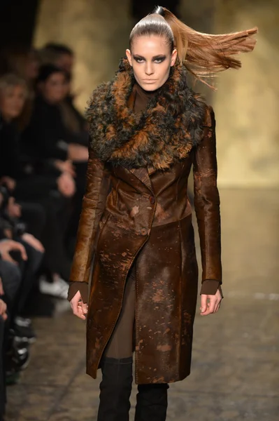 NEW YORK - FEBRUARY 11: A model walks the runway finale at the Donna Karan Fall Winter 2013 Collection during Mercedes-Benz Fashion Week on February 11, 2013 in New York City. — Stock Photo, Image