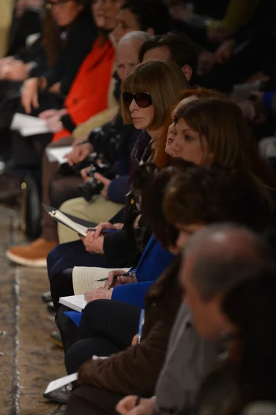Editor-in-chief Anna Wintour attends at the Donna Karan Fall Winter 2013 fashion show during Mercedes-Benz Fashion Week on February 11, 2013 in New York City. — Stock Photo, Image
