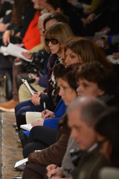 편집장 안 나 윈 투어가 나 카 란이을 겨울 2013 패션쇼 2013 년 2 월 11 일에 메르세데스-벤츠 패션 위 크 기간 동안 뉴욕시에서에서 참석. — 스톡 사진