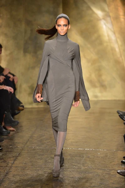 NUEVA YORK - 11 DE FEBRERO: Una modelo camina el final de la pasarela en la Colección Donna Karan Otoño Invierno 2013 durante la Semana de la Moda Mercedes-Benz el 11 de febrero de 2013 en la ciudad de Nueva York . — Foto de Stock