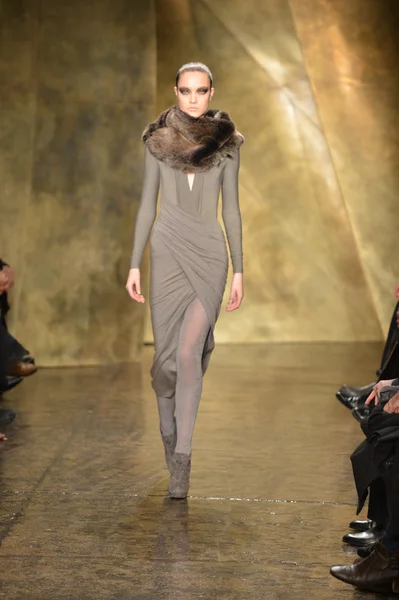 NEW YORK - 11 FEBBRAIO: Una modella percorre il finale della sfilata alla Donna Karan Autunno Inverno 2013 Collection durante la Mercedes-Benz Fashion Week l '11 febbraio 2013 a New York . — Foto Stock