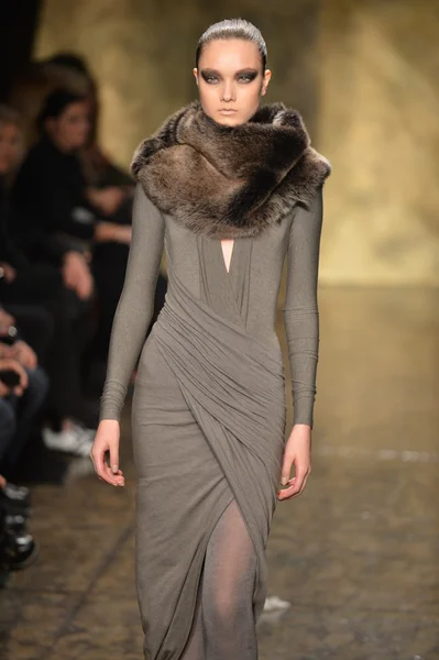 NUEVA YORK - 11 DE FEBRERO: Una modelo camina el final de la pasarela en la Colección Donna Karan Otoño Invierno 2013 durante la Semana de la Moda Mercedes-Benz el 11 de febrero de 2013 en la ciudad de Nueva York . —  Fotos de Stock