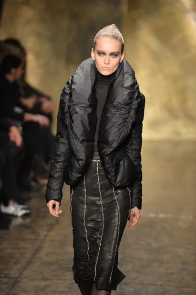 NEW YORK - FEBRUARY 11: A model walks the runway finale at the Donna Karan Fall Winter 2013 Collection during Mercedes-Benz Fashion Week on February 11, 2013 in New York City. — Stock Photo, Image