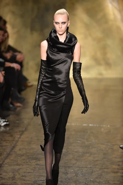 NEW YORK - FEBRUARY 11: A model walks the runway finale at the Donna Karan Fall Winter 2013 Collection during Mercedes-Benz Fashion Week on February 11, 2013 in New York City. — Stock Photo, Image