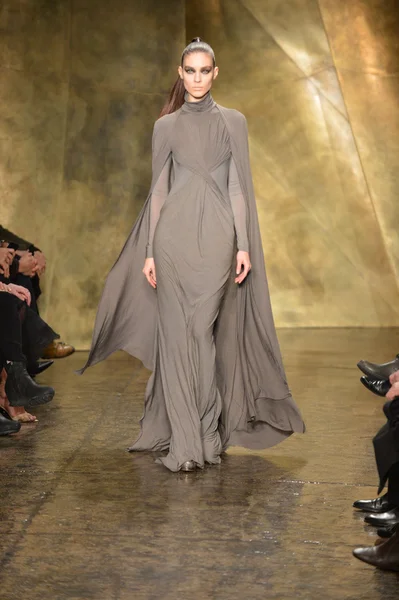 NUEVA YORK - 11 DE FEBRERO: Una modelo camina el final de la pasarela en la Colección Donna Karan Otoño Invierno 2013 durante la Semana de la Moda Mercedes-Benz el 11 de febrero de 2013 en la ciudad de Nueva York . —  Fotos de Stock