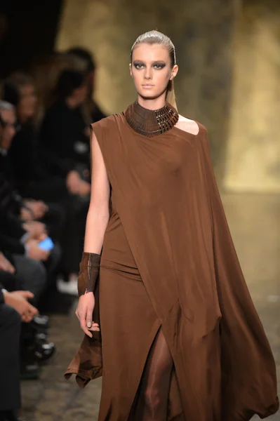 NUEVA YORK - 11 DE FEBRERO: Una modelo camina el final de la pasarela en la Colección Donna Karan Otoño Invierno 2013 durante la Semana de la Moda Mercedes-Benz el 11 de febrero de 2013 en la ciudad de Nueva York . — Foto de Stock