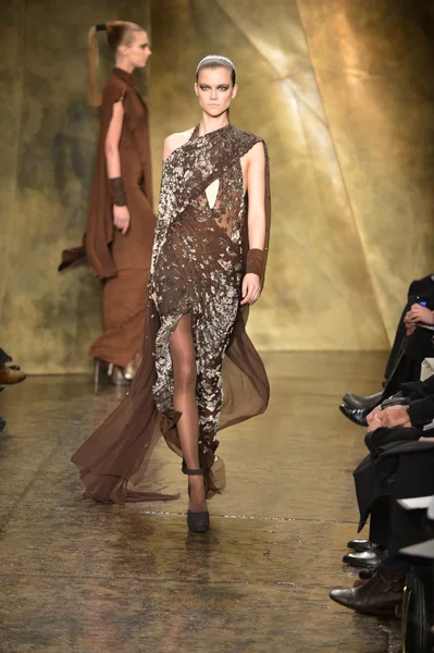 Nowy Jork - 11 lutego: model spacery finał pasa w donna karan jesień zima 2013 kolekcja podczas mercedes-benz fashion week 11 lutego 2013 r. w Nowym Jorku. — Zdjęcie stockowe