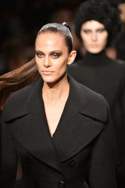 NEW YORK - FEBRUARY 11: Models walk the runway finale at the Donna Karan Fall Winter 2013 Collection during Mercedes-Benz Fashion Week on February 11, 2013 in New York City. — Stock Photo, Image