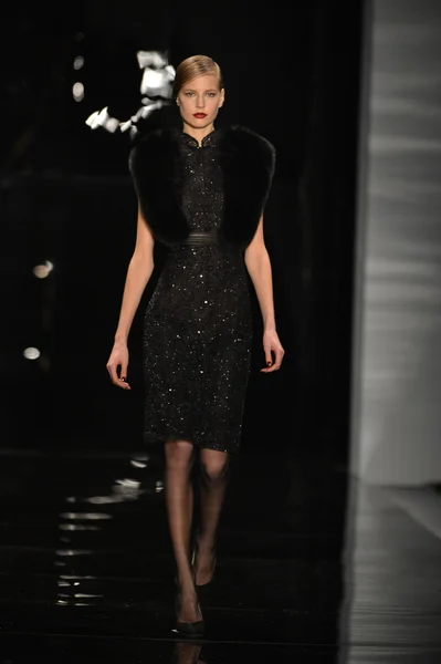 NOVA IORQUE - FEVEREIRO 11: Um modelo caminha no final da pista na Reem Acra Fall Winter 2013 Collection durante a Mercedes-Benz Fashion Week em 11 de fevereiro de 2013 em Nova York . — Fotografia de Stock