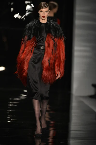 New york - 11 februari: een model loopt de start-en landingsbaan-finale op de reem acra fall winter 2013 collection tijdens de mercedes-benz fashionweek op 11 februari 2013 in new york city. — Stockfoto