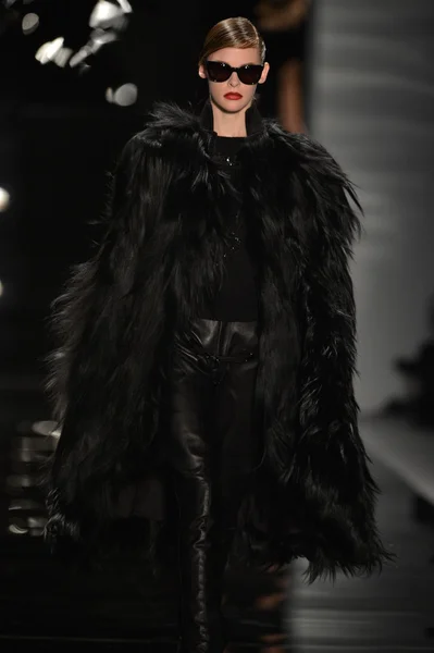 Nowy Jork - 11 lutego: model spacery finał pasa na reem acra jesień zima 2013 kolekcji mercedes-benz fashion Week 11 lutego 2013 r. w Nowym Jorku. — Zdjęcie stockowe