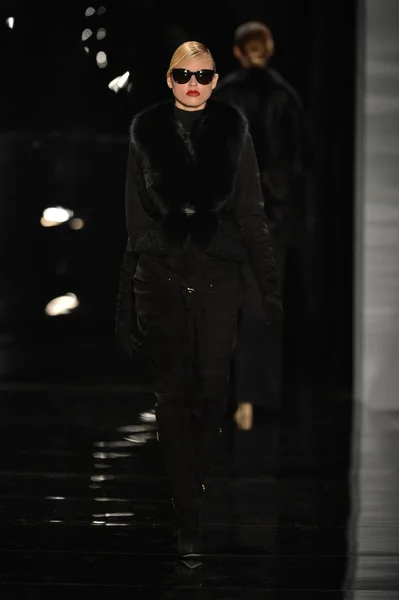 Nowy Jork - 11 lutego: model spacery finał pasa na reem acra jesień zima 2013 kolekcji mercedes-benz fashion Week 11 lutego 2013 r. w Nowym Jorku. — Zdjęcie stockowe