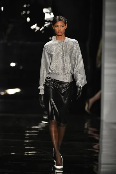 NEW YORK - FEBRUARY 11: A model walks the runway finale at the Reem Acra Fall Winter 2013 Collection during Mercedes-Benz Fashion Week on February 11, 2013 in New York City. — Stock Photo, Image