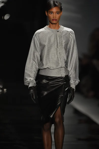 NEW YORK - FEBRUARY 11: A model walks the runway finale at the Reem Acra Fall Winter 2013 Collection during Mercedes-Benz Fashion Week on February 11, 2013 in New York City. — Stock Photo, Image