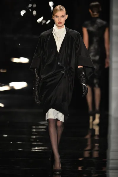 NEW YORK - 11 FEBBRAIO: Una modella percorre il finale della passerella alla collezione Reem Acra Autunno Inverno 2013 durante la Mercedes-Benz Fashion Week l '11 febbraio 2013 a New York . — Foto Stock