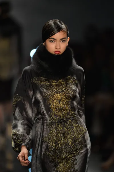 New york - február 11: a modell sétál a kifutópálya finálé: a reem acra őszi téli 2013 kollekció során a február 11, 2013 mercedes-benz FashionWeek, new york city. — Stock Fotó