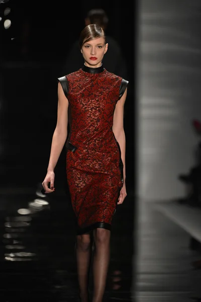 NUEVA YORK - 11 DE FEBRERO: Una modelo camina el final de la pasarela en la Colección Reem Acra Otoño Invierno 2013 durante la Semana de la Moda Mercedes-Benz el 11 de febrero de 2013 en la ciudad de Nueva York . —  Fotos de Stock