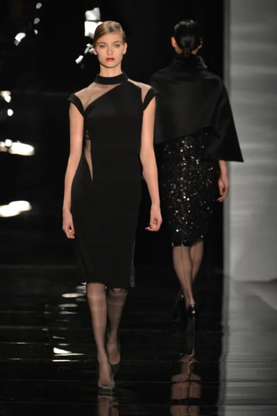 NEW YORK - 11 FEBBRAIO: Una modella percorre il finale della passerella alla collezione Reem Acra Autunno Inverno 2013 durante la Mercedes-Benz Fashion Week l '11 febbraio 2013 a New York . — Foto Stock