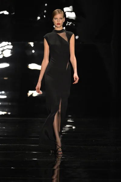 NUEVA YORK - 11 DE FEBRERO: Una modelo camina el final de la pasarela en la Colección Reem Acra Otoño Invierno 2013 durante la Semana de la Moda Mercedes-Benz el 11 de febrero de 2013 en la ciudad de Nueva York . —  Fotos de Stock