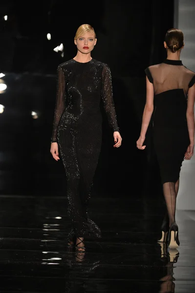 NEW YORK - FEBRUARY 11: A model walks the runway finale at the Reem Acra Fall Winter 2013 Collection during Mercedes-Benz Fashion Week on February 11, 2013 in New York City. — Stock Photo, Image