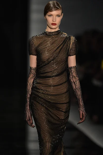 NOVA IORQUE - FEVEREIRO 11: Um modelo caminha no final da pista na Reem Acra Fall Winter 2013 Collection durante a Mercedes-Benz Fashion Week em 11 de fevereiro de 2013 em Nova York . — Fotografia de Stock