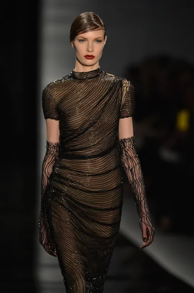 NUEVA YORK - 11 DE FEBRERO: Una modelo camina el final de la pasarela en la Colección Reem Acra Otoño Invierno 2013 durante la Semana de la Moda Mercedes-Benz el 11 de febrero de 2013 en la ciudad de Nueva York . — Foto de Stock