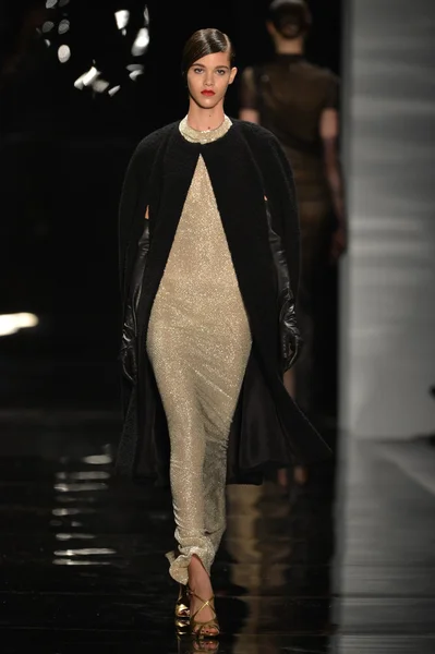 NEW YORK - FEBRUARY 11: A model walks the runway finale at the Reem Acra Fall Winter 2013 Collection during Mercedes-Benz Fashion Week on February 11, 2013 in New York City. — Stock Photo, Image