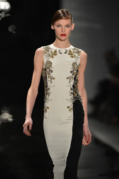 NUEVA YORK - 11 DE FEBRERO: Una modelo camina el final de la pasarela en la Colección Reem Acra Otoño Invierno 2013 durante la Semana de la Moda Mercedes-Benz el 11 de febrero de 2013 en la ciudad de Nueva York . — Foto de Stock