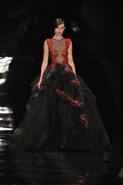 NUEVA YORK - 11 DE FEBRERO: Una modelo camina el final de la pasarela en la Colección Reem Acra Otoño Invierno 2013 durante la Semana de la Moda Mercedes-Benz el 11 de febrero de 2013 en la ciudad de Nueva York . — Foto de Stock