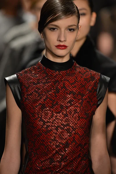 뉴욕-2 월 11 일: 모델 걸 활주로 피날레는 reem acra 컬렉션이 겨울 2013 2013 년 2 월 11 일에 메르세데스-벤츠 패션 위 크 기간 동안 뉴욕시에서. — 스톡 사진