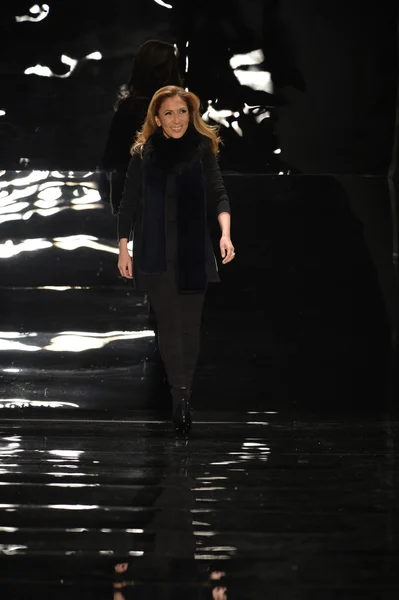 NEW YORK - FEBRUARY 11: Designer Reem Acra walks the runway finale at the Reem Acra Fall Winter 2013 Collection during Mercedes-Benz Fashion Week on February 11, 2013 in New York City. — Stock Photo, Image