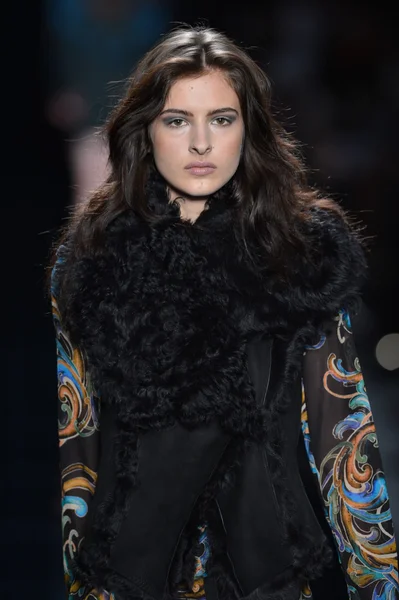 NEW YORK - FEBRUARY 08: A model walks the runway at the Nicole Miller Fall Winter 2013 Collection during Mercedes-Benz Fashion Week on February 8, 2013 in New York City. — Stock Photo, Image