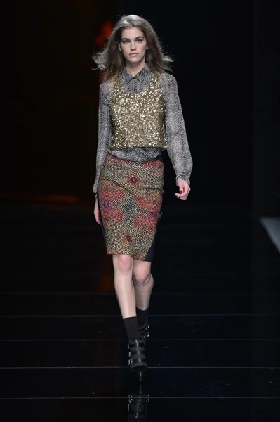 NEW YORK - FEBRUARY 08: A model walks the runway at the Nicole Miller Fall Winter 2013 Collection during Mercedes-Benz Fashion Week on February 8, 2013 in New York City. — Stock Photo, Image