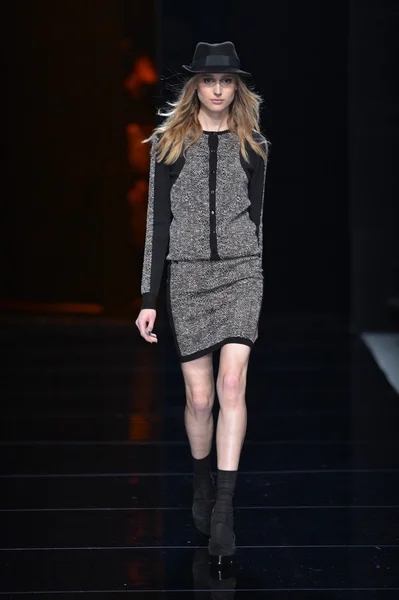ニューヨーク - 2 月 8 日: モデルは、ニコール ミラー秋冬 2013年コレクション 2013 年 2 月 8 日にメルセデス ・ ベンツ ・ ファッション ・ ウィーク中にニューヨーク市での滑走路を歩く. — ストック写真