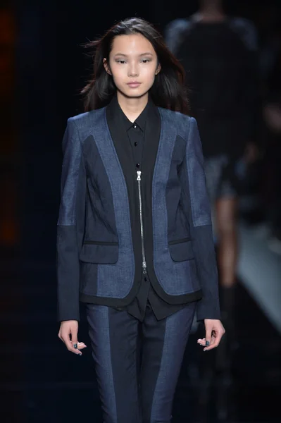 NEW YORK - FEBRUARY 08: A model walks the runway at the Nicole Miller Fall Winter 2013 Collection during Mercedes-Benz Fashion Week on February 8, 2013 in New York City. — Stock Photo, Image