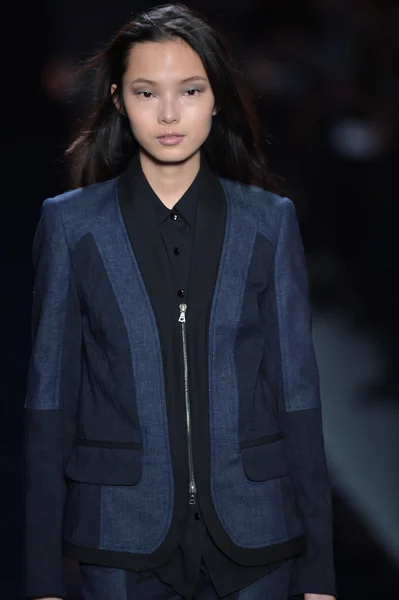 NEW YORK - FEBRUARY 08: A model walks the runway at the Nicole Miller Fall Winter 2013 Collection during Mercedes-Benz Fashion Week on February 8, 2013 in New York City. — Stock Photo, Image