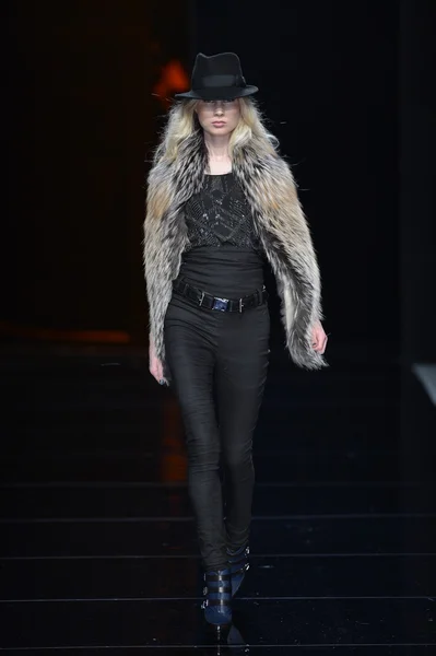 НЬЮ-ЙОРК - 8 февраля 2013 года модель прогуливается по взлетно-посадочной полосе в коллекции Nicole Miller Fall Winter 2013 во время Недели моды Mercedes-Benz 8 февраля 2013 года в Нью-Йорке . — стоковое фото