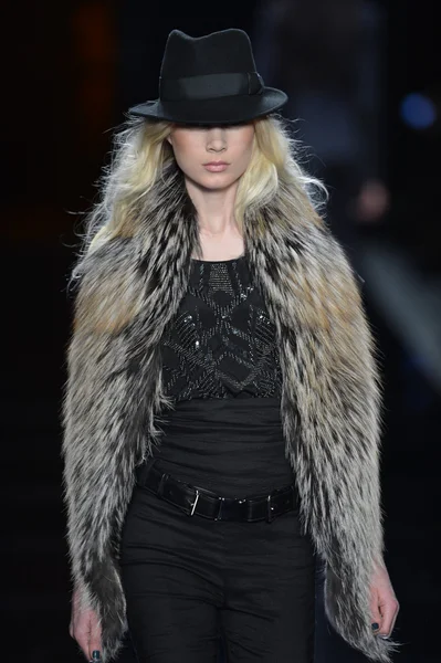 NEW YORK - FEBRUARY 08: A model walks the runway at the Nicole Miller Fall Winter 2013 Collection during Mercedes-Benz Fashion Week on February 8, 2013 in New York City. — Stock Photo, Image