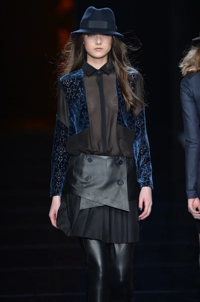 NUEVA YORK - 08 DE FEBRERO: Una modelo camina por la pasarela de la Colección Nicole Miller Otoño Invierno 2013 durante la Semana de la Moda Mercedes-Benz el 8 de febrero de 2013 en la ciudad de Nueva York . —  Fotos de Stock