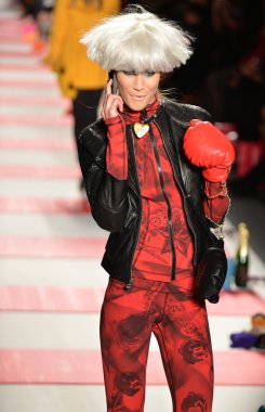 New york, ny - 11 Şubat: betsey johnson sonbahar 2013 defile mercedes-benz moda haftası sırasında lincoln merkezinde 11 Şubat 2013 new York'ta pist model yürür