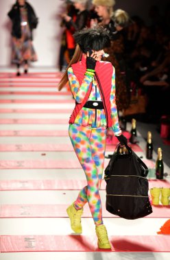 New york, ny - 11 Şubat: betsey johnson sonbahar 2013 defile mercedes-benz moda haftası sırasında lincoln merkezinde 11 Şubat 2013 new York'ta pist model yürür