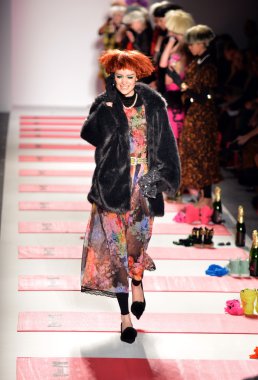 New york, ny - 11 Şubat: betsey johnson sonbahar 2013 defile mercedes-benz moda haftası sırasında lincoln merkezinde 11 Şubat 2013 new York'ta pist model yürür