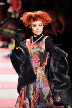 New york, ny - 11 Şubat: betsey johnson sonbahar 2013 defile mercedes-benz moda haftası sırasında lincoln merkezinde 11 Şubat 2013 new York'ta pist model yürür
