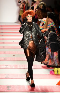 New york, ny - 11 Şubat: betsey johnson sonbahar 2013 defile mercedes-benz moda haftası sırasında lincoln merkezinde 11 Şubat 2013 new York'ta pist model yürür